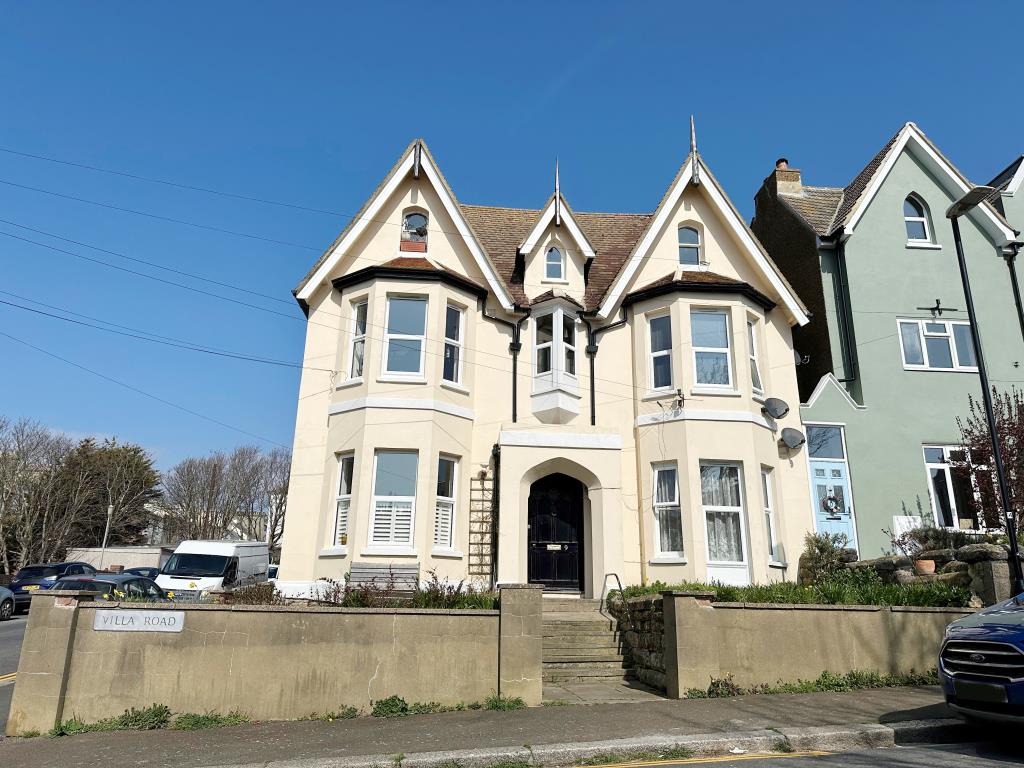 Lot: 113 - ONE-BEDROOM TOP FLOOR FLAT WITH SHARE OF FREEHOLD - External of detached property containing 6 flats